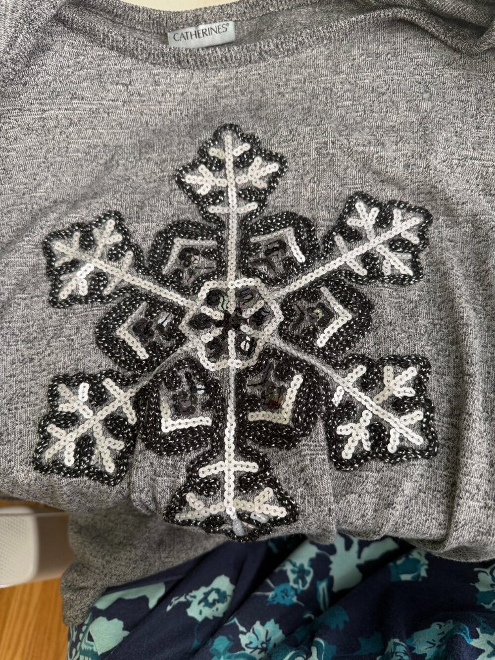 Catherines 5X (34/36) Lightweight Grey Sweater with Sequined Snowflake - Picture 2 of 2